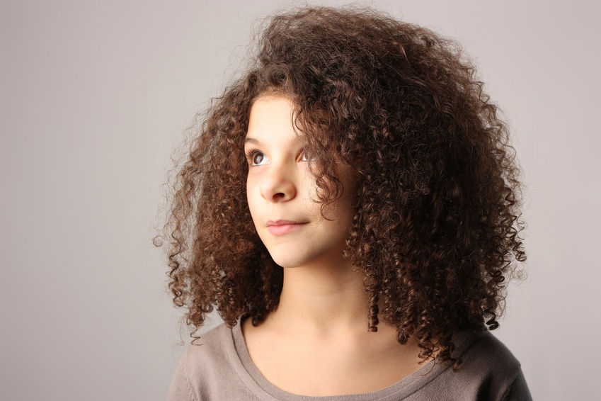 cheveux bouclés volumineux