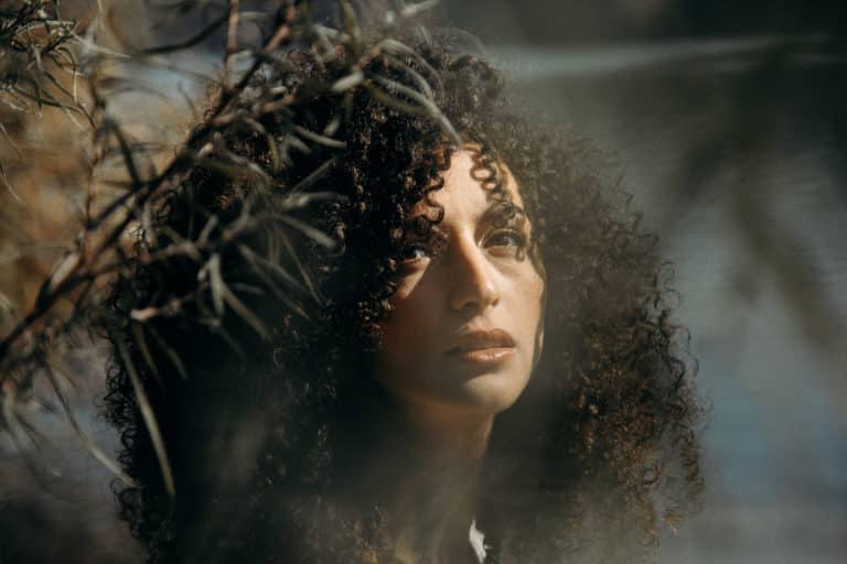 Cheveux frisés, secs et cassants, que faire ?